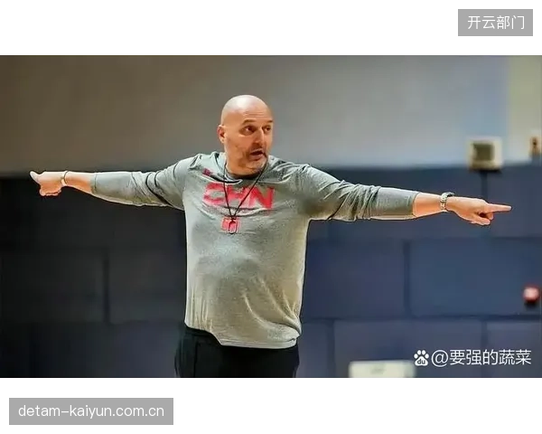 后防核心本科维奇表现不稳，深圳队防守体系存在漏洞。